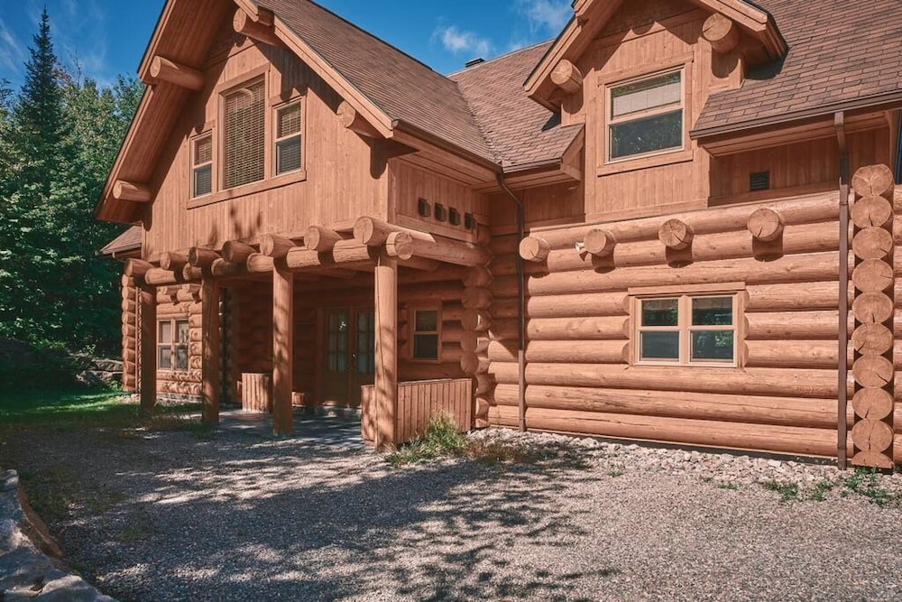 Executive Plus 89 - Luxurious log Home With Private hot tub Pool Sauna and Close to Activities, Photo 26