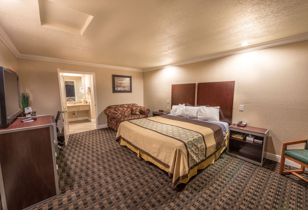 One King Bed, Non-Smoking - Photo 6