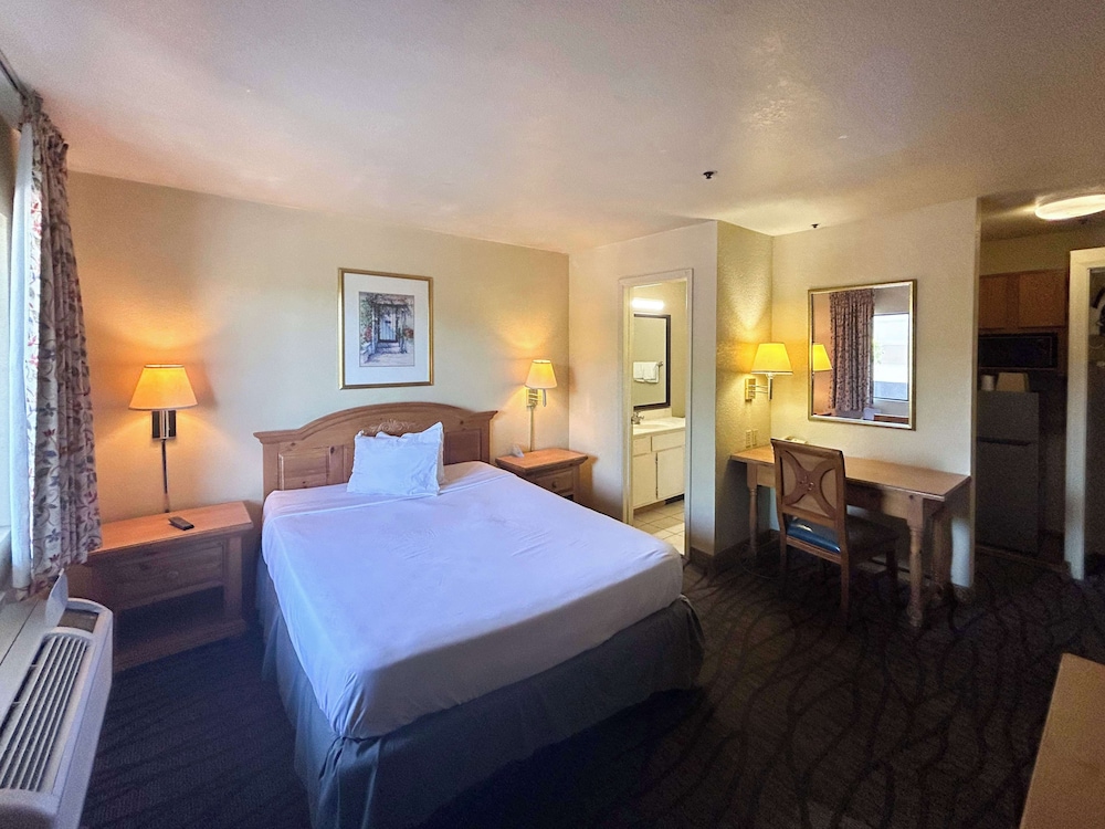 Standard Suite, 1 King Bed, Non Smoking, Kitchenette photo 1