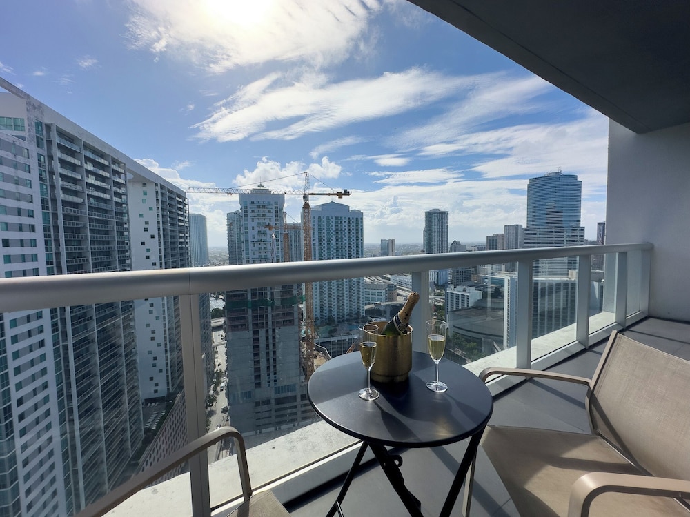 Boutique Apart, 1 King & Sofa Bed, Sauna, River/City Views, Balcony3307
