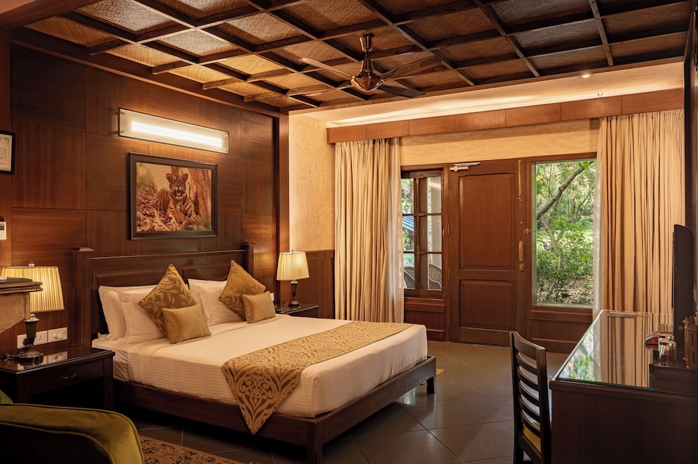 Corbett Club Room with Bathtub