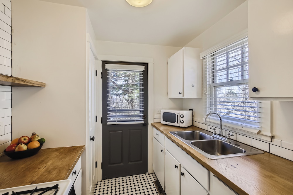 2 Bedroom Cottage w/view photo 3