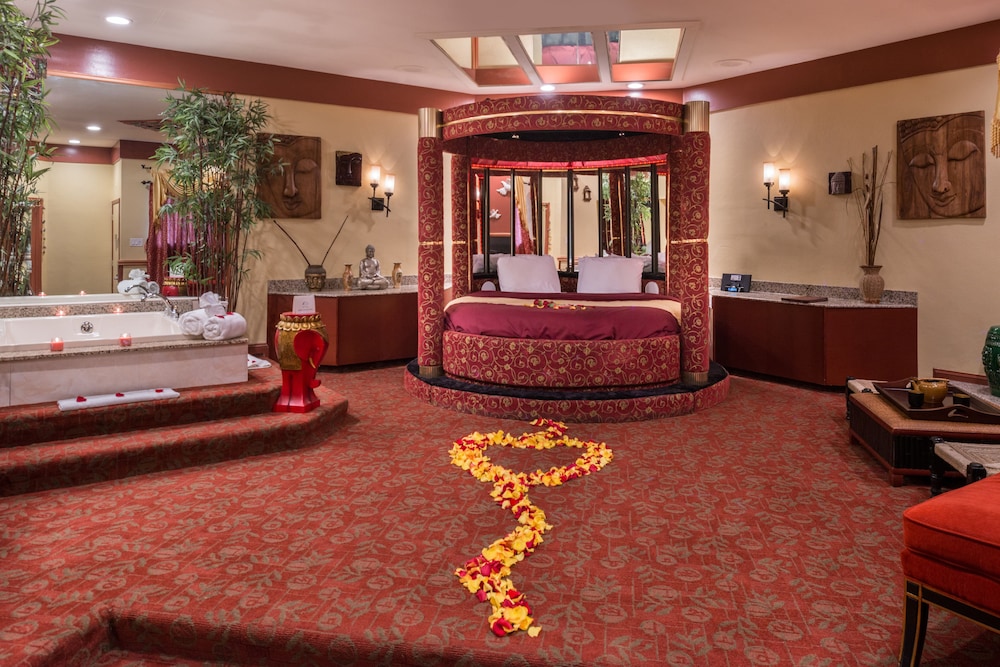 Asian Theme Suite with Round Bed, Jetted Tub & Fireplace - Photo 7