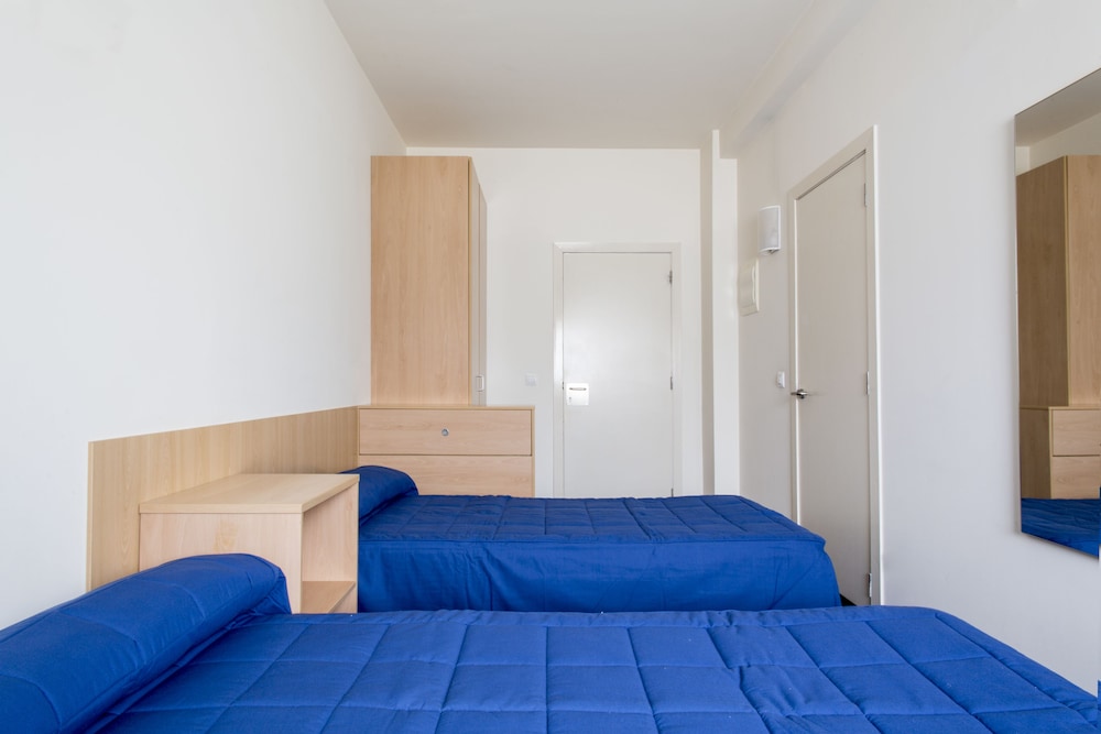 Studio, 2 Bedrooms (shared kitchenette ) photo 3
