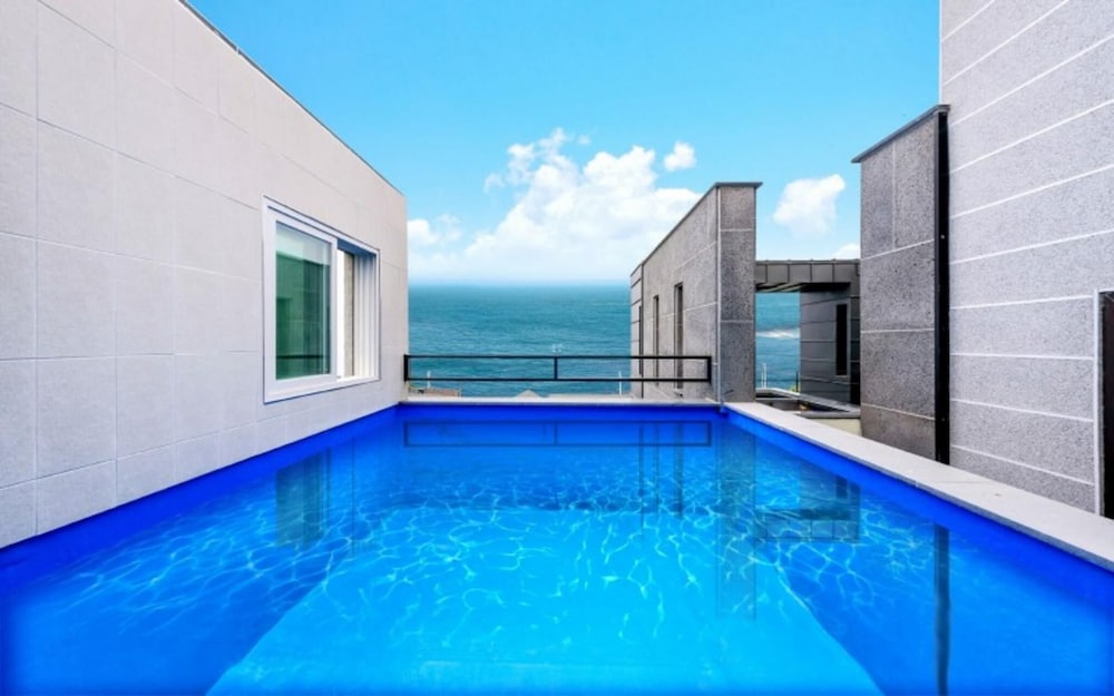 Room (C301 Poolvilla) - Photo 1