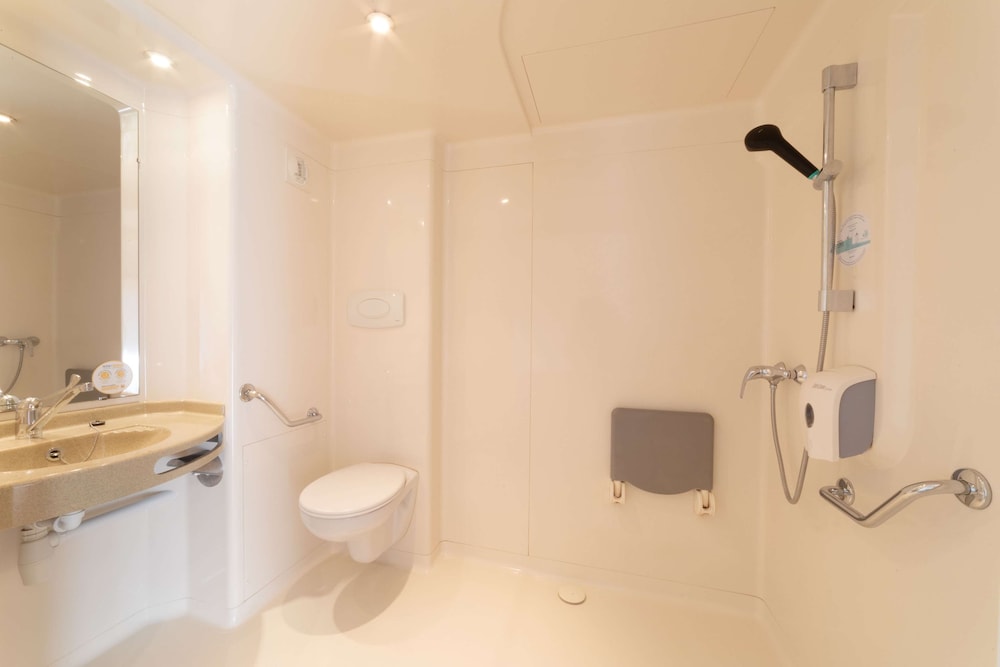 Standard Room, Multiple Beds (1 Double bed and 2 Single beds) - Photo 3