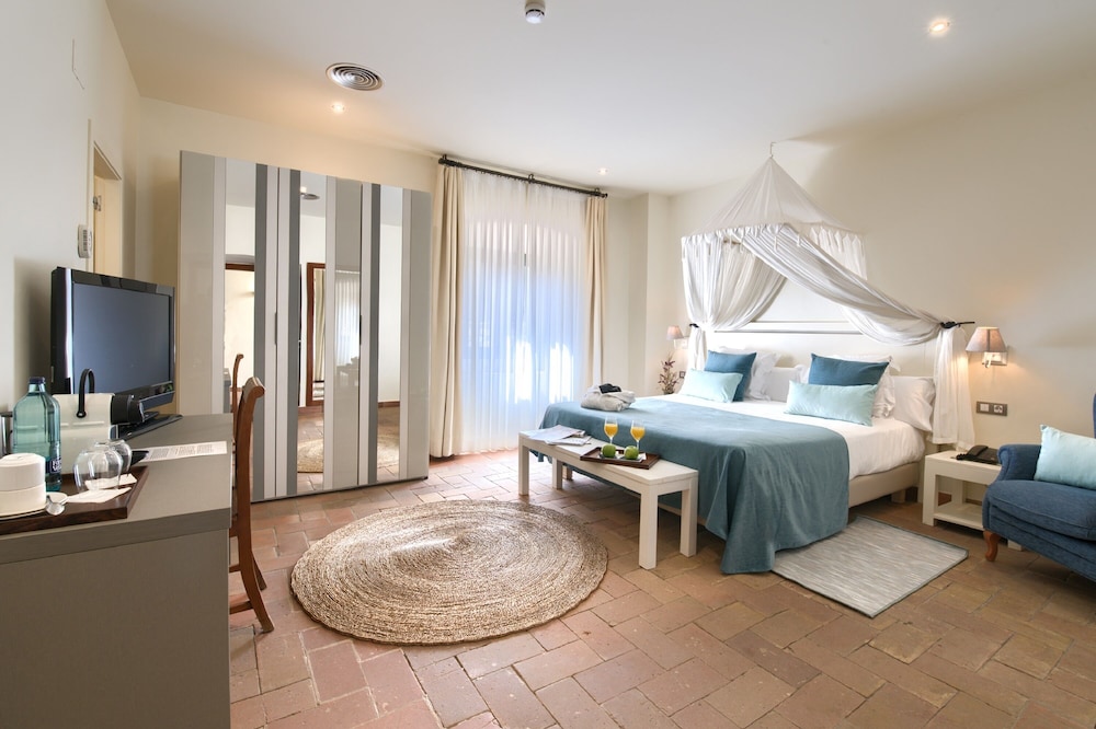 Deluxe Triple Room photo 2