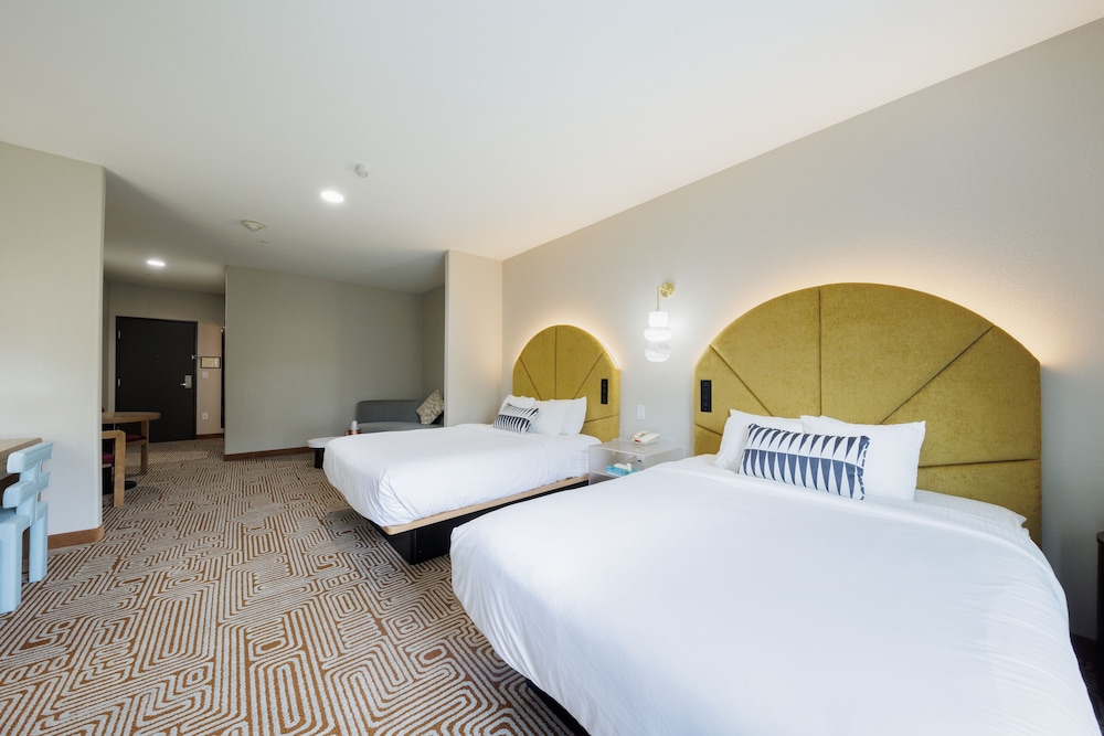 Premium Double Queen Suite photo 3
