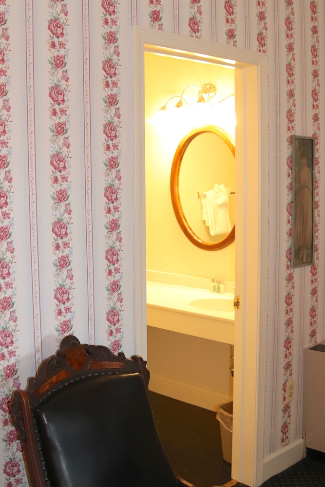 Premium Double Room, Ensuite (VICTORIAN TWO QUEEN ) - Photo 12