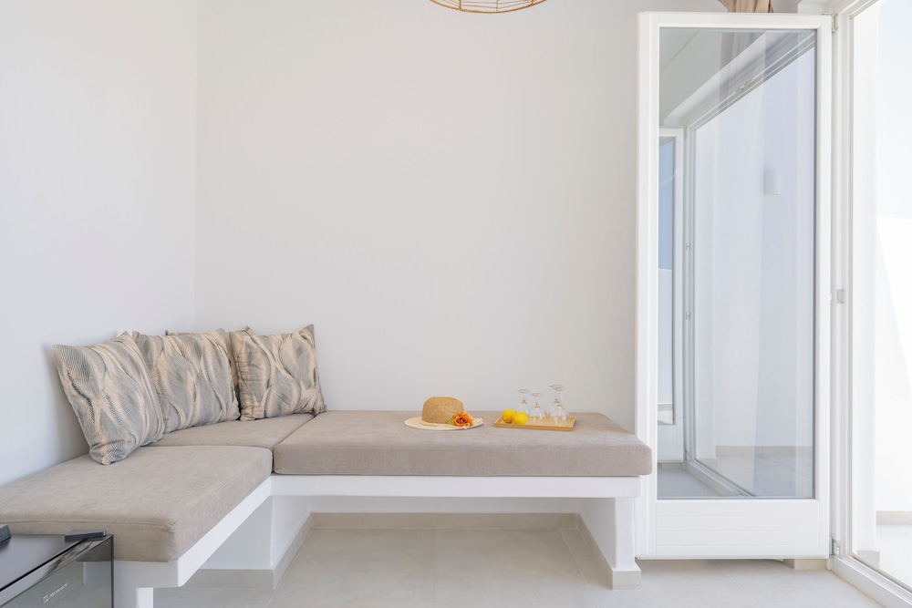 Superior Room, 1 Queen Bed, Balcony, Pool View 3