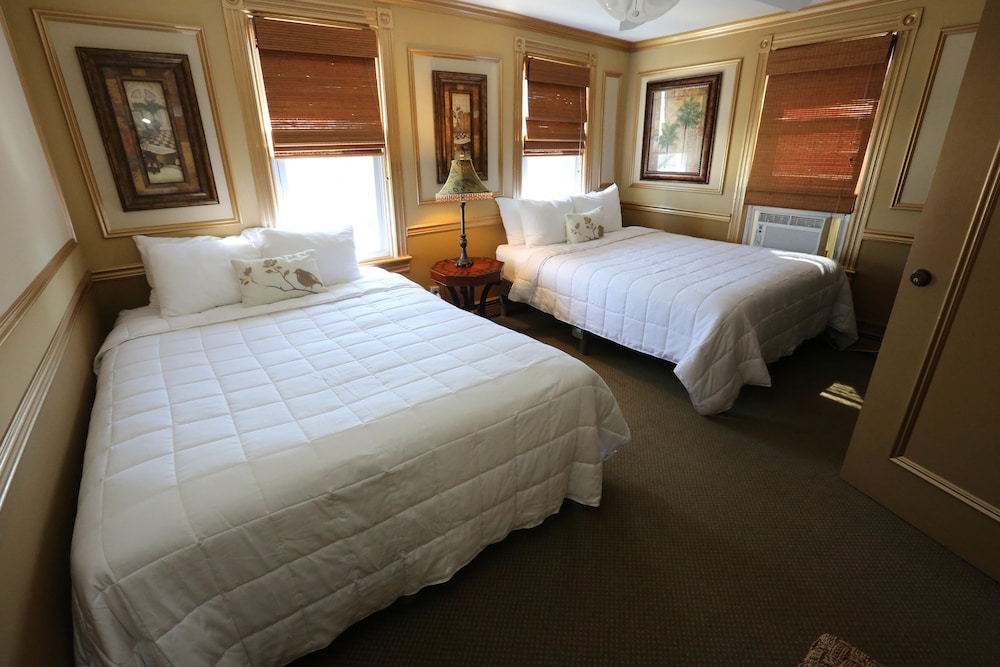 Family Suite, Multiple Beds, Private Bathroom (Family Suite)