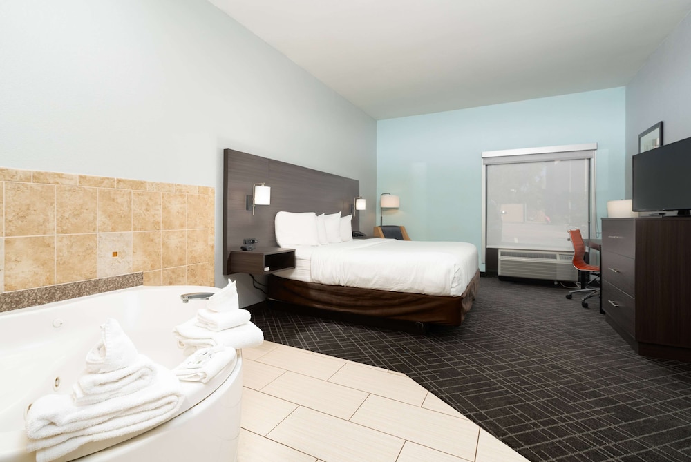 Suite, 1 King Bed, Hot Tub photo 1