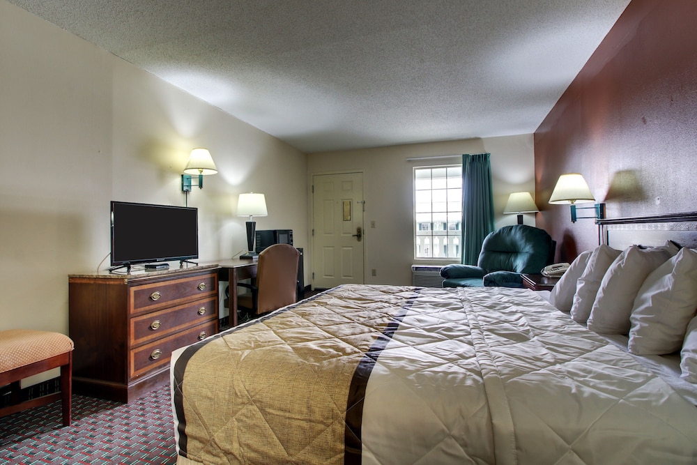 Basic Room, 1 King Bed, Smoking photo 2
