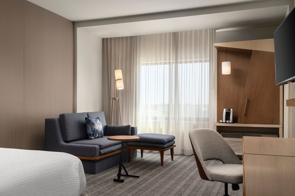 Room, 1 King Bed (Mobility/Hearing Access, Roll-In Shwr) photo 3