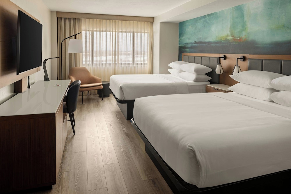 Room, 2 Queen Beds, City View (Mobility/Hearing Access, Roll-in Shwr) photo 3