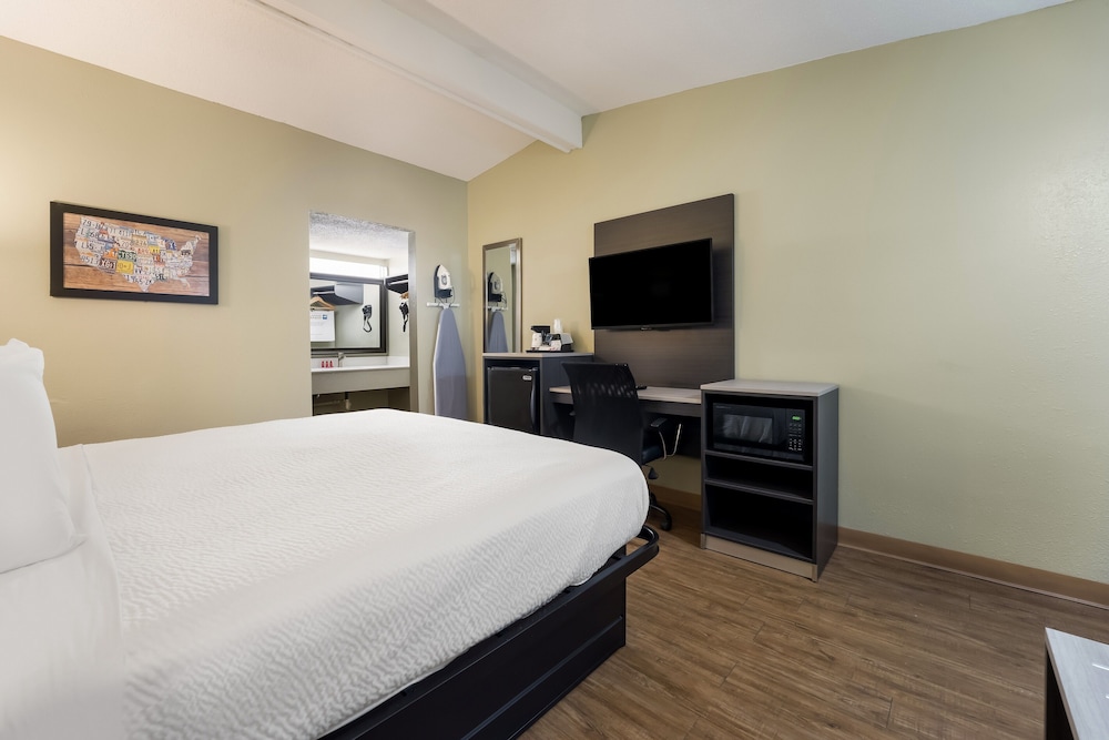 Standard Room, 1 King Bed, Non Smoking, Refrigerator & Microwave - Photo 4