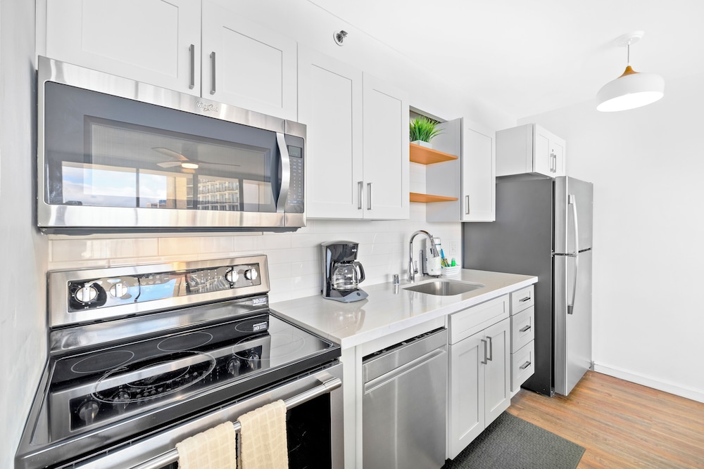 High Floor Ocean View Condo w/ 2 Beds and Parking: Design Apartment, 1 Bedroom, Balcony, Partial Ocean View (0094) photo