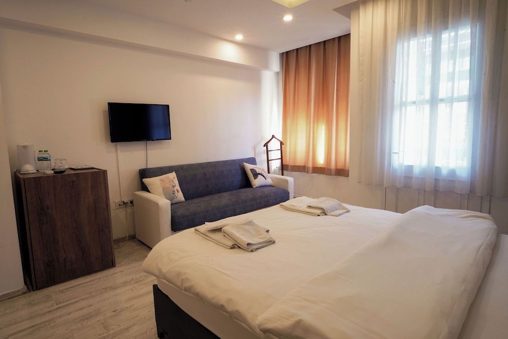 Deluxe Triple Room photo 2