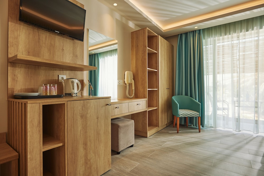 Junior Suite, Pool View - Photo 5