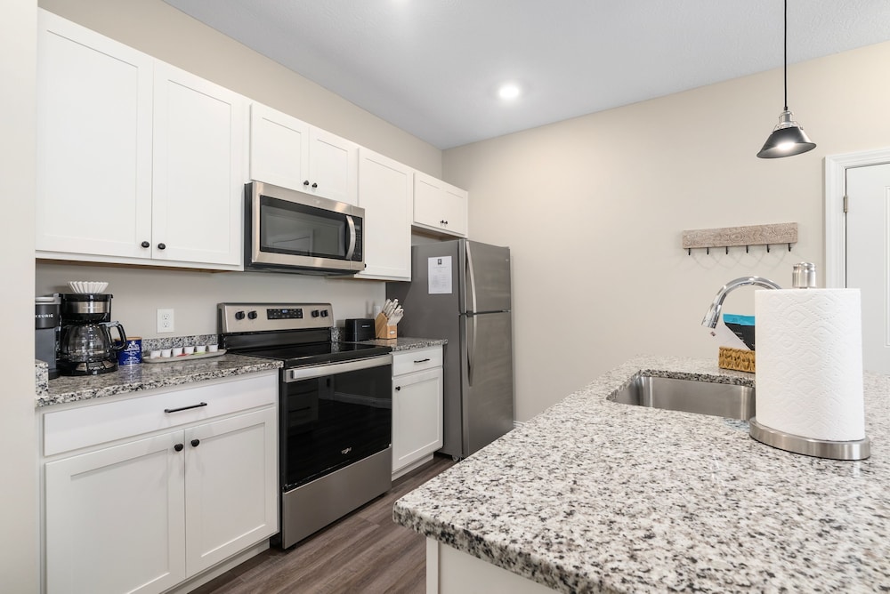 Powell Retreat Attached Garage Walk-in Shower, 사진 16