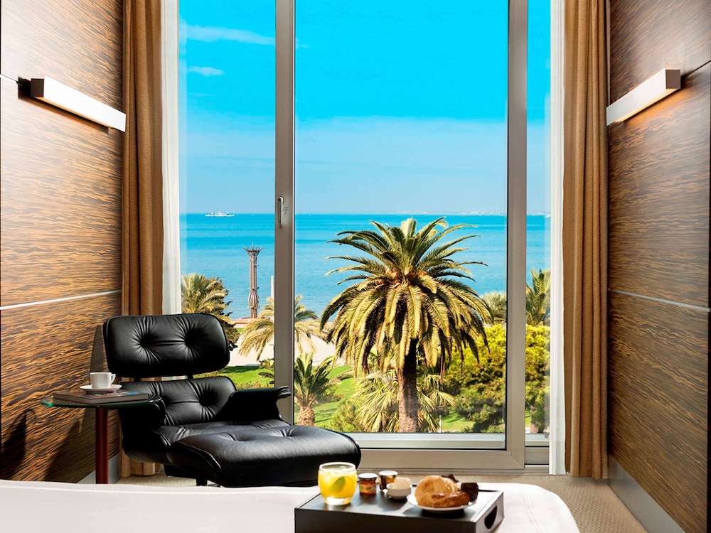 Executive Room Sea View 1 King Bed thumbnail 5