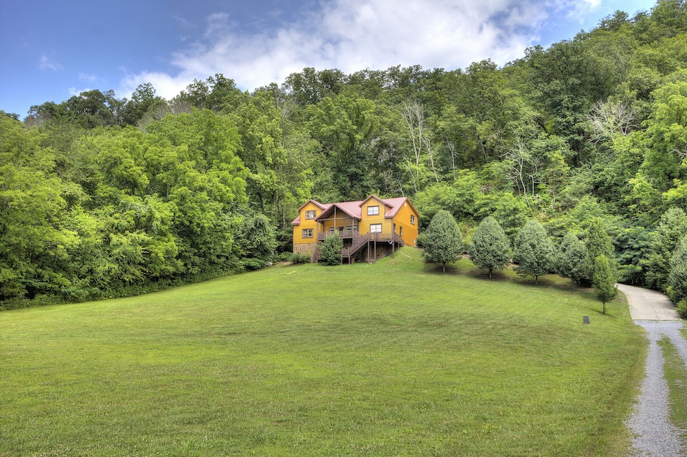 House, Multiple Beds (Mystical Creek Pool Lodge #600) photo 2