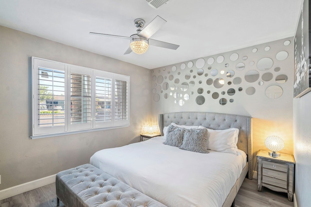 Highly Upgraded 4bd2bath Home With Private Pool, Billede 13