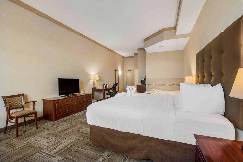Standard Room, 1 Queen Bed, Non Smoking, Fireplace (with Sofabed) - Photo 9