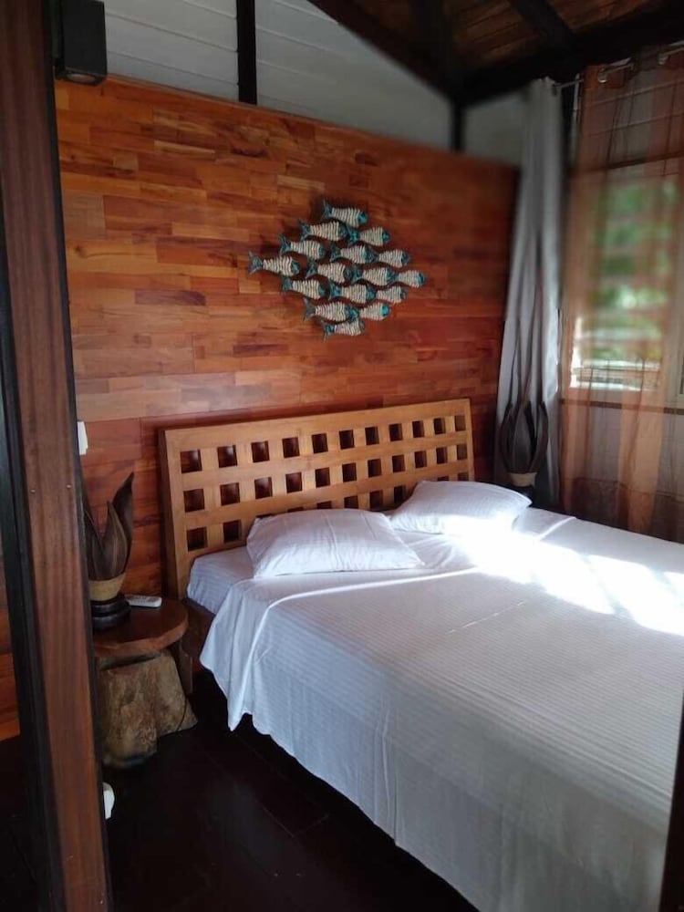 Romantic Bungalow, 1 Queen Bed, Non Smoking, Hot Tub photo 3