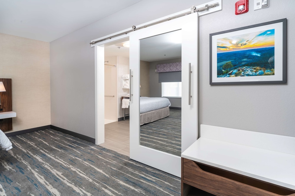 Room, 1 King Bed, Accessible (Hearing) - Photo 1
