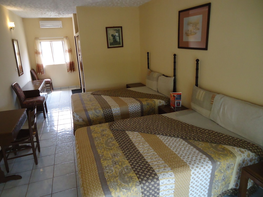 Economy Twin Room, 2 Queen Beds, Accessible, Garden View photo 1