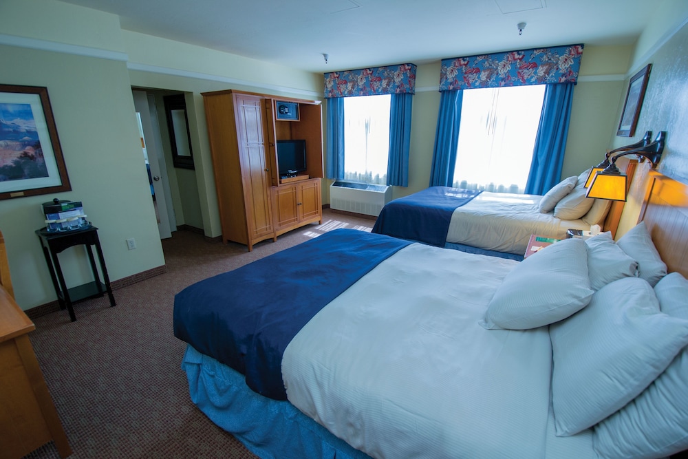 Deluxe Room, 2 Queen Beds photo 2