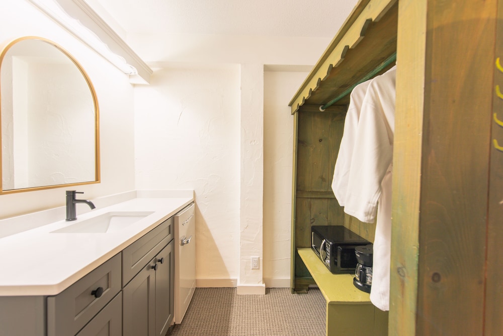 Deluxe Suite, 2 Bedrooms with Fireplace photo 2
