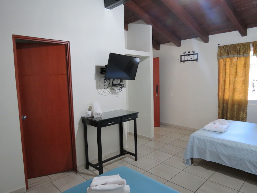 Standard Quadruple Room - Photo 7