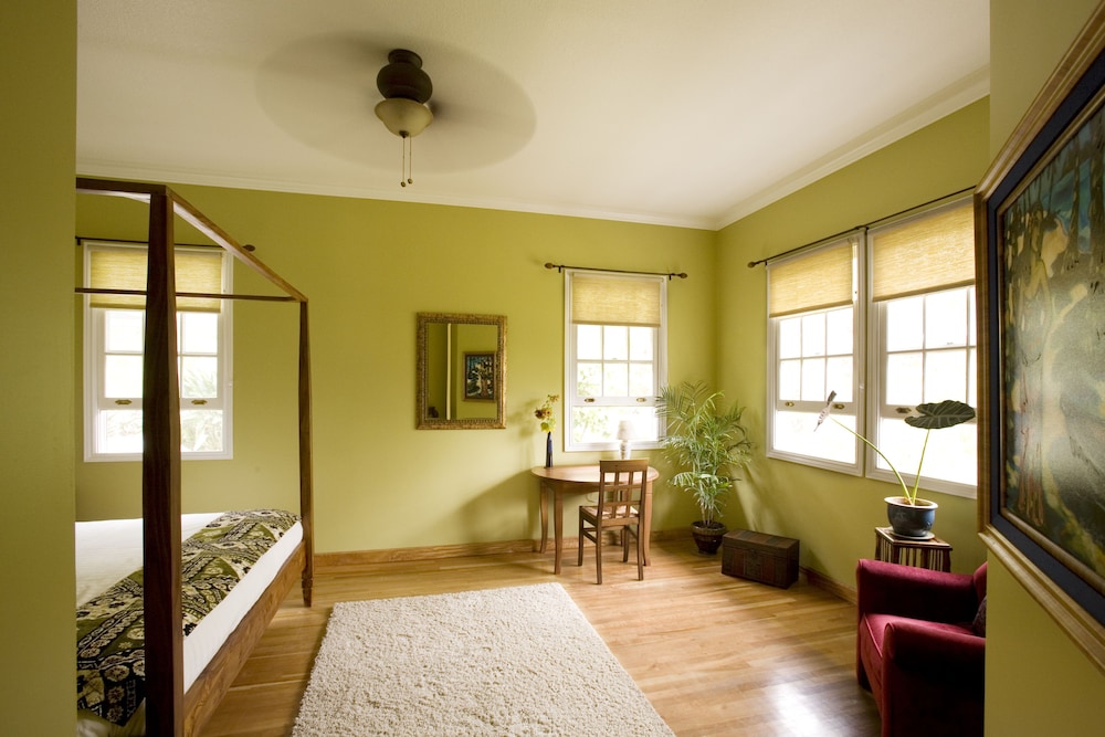 Standard Suite, 1 King Bed photo 2