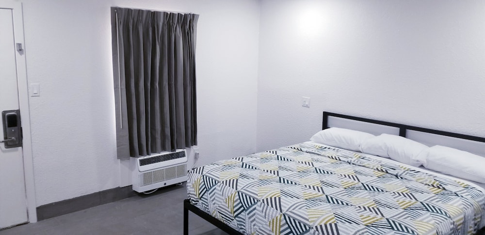 Deluxe Room, 1 King Bed, Non Smoking photo 2