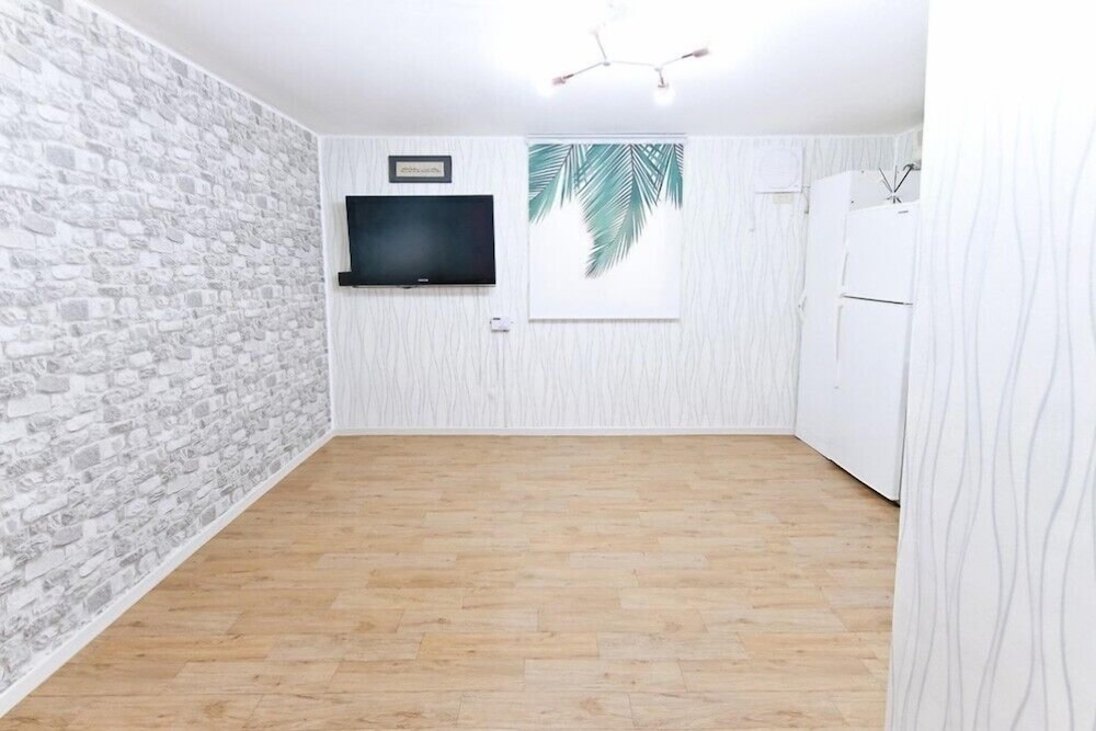 Room (103)