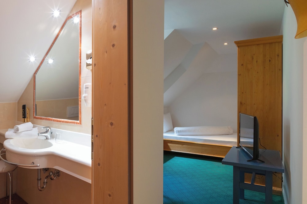 Single Room, Private Bathroom