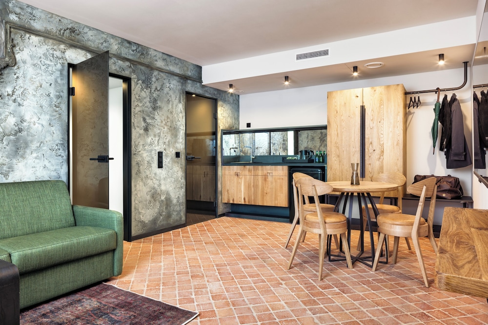 Suite - Photo 4