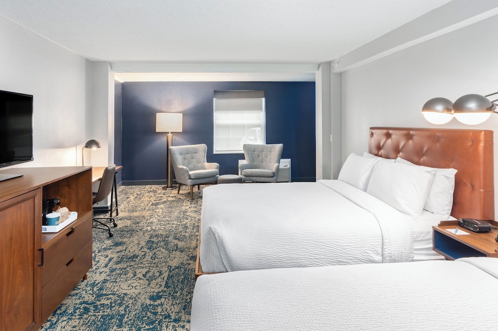 Room, 2 Queen Beds (Mobility/Hearing Access, Roll-In Shwr) - Photo 2