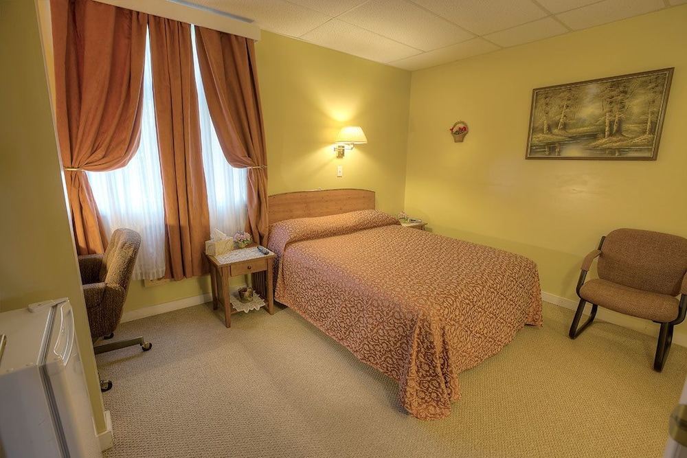 Standard Room, 1 Queen Bed photo 2