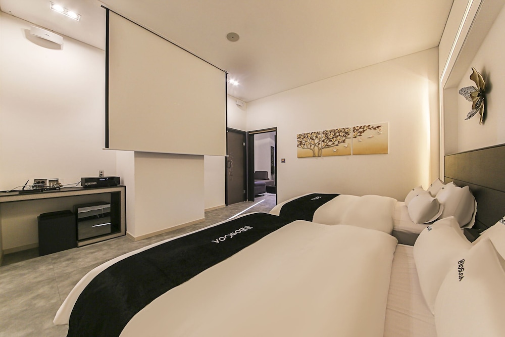 Superior Twin Room (No Breakfast) - Photo 12