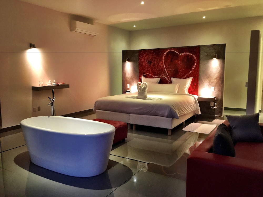 Glamour Suite, 1 King Bed, Balcony, Poolside