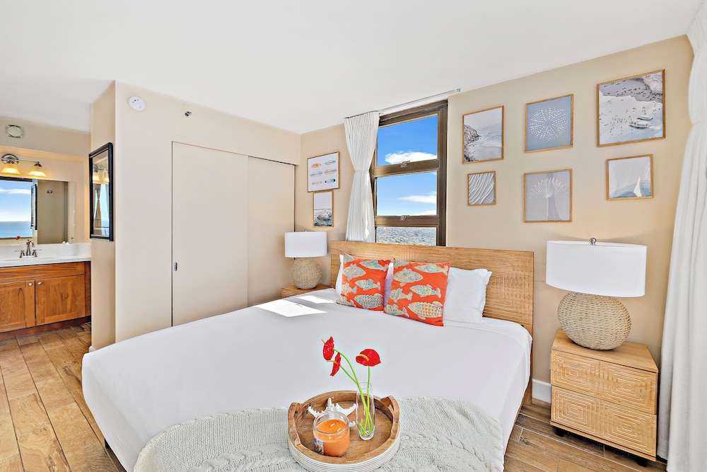 Premium Remodeled Condo with Ocean View and Parking: Premium Suite, 1 King Bed with Sofa bed, Balcony, Ocean View (0026) photo