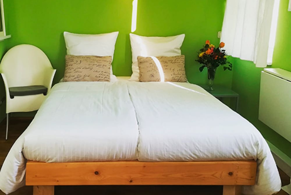 Double Room, 1 Queen Bed, Shared Bathroom photo 1