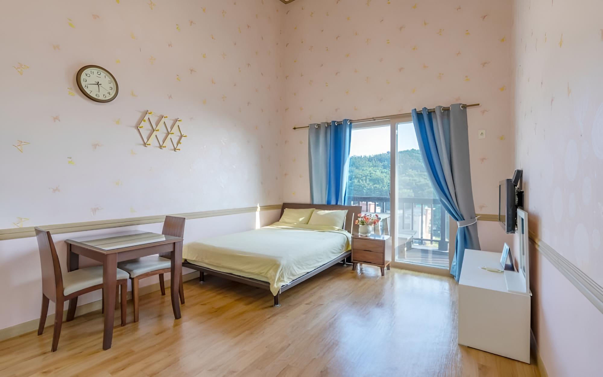 Room (Sunset) - Photo 1