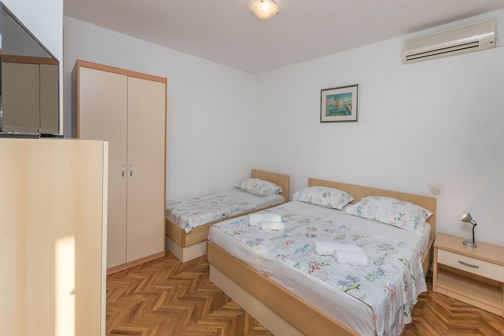 Room (S1)