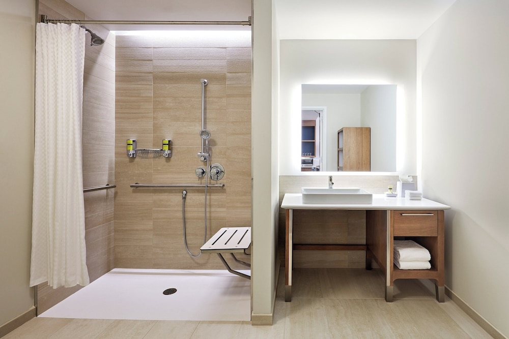 Room, 1 Bedroom (Hearing Accessible) - Photo 4