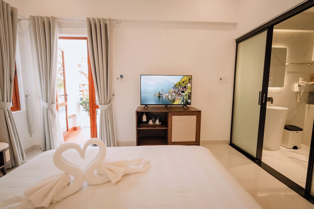 Superior Room, 1 King Bed, Garden View, Ground Floor