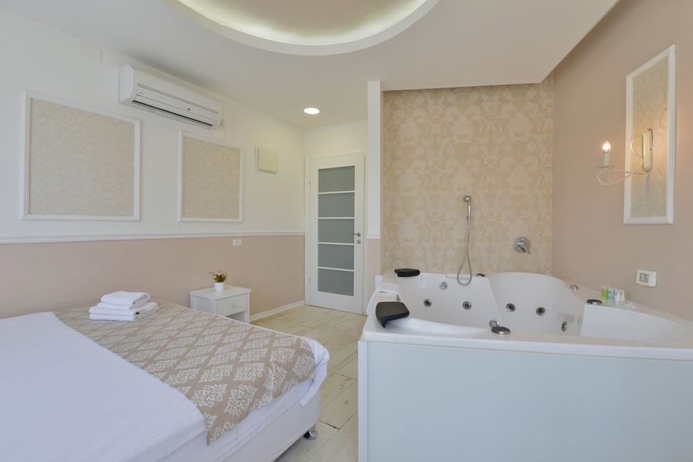 Standard Family Room (2 adults + 2 children) with Jacuzzi